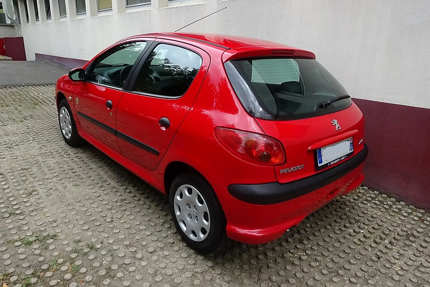 Peugeot 206 rouge 5 portes de trois quarts arrière