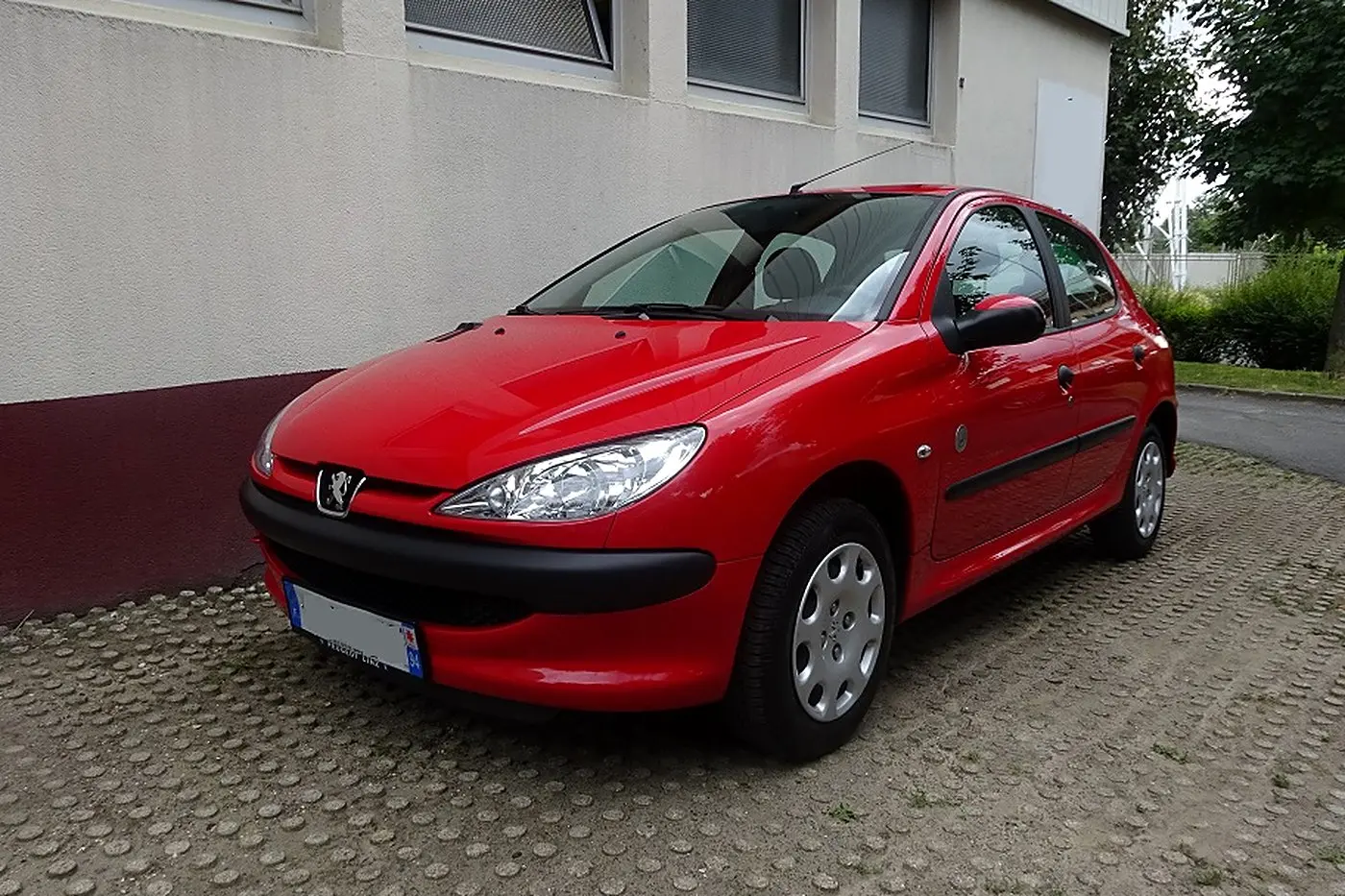 Peugeot 206 rouge 5 portes de trois quarts avant