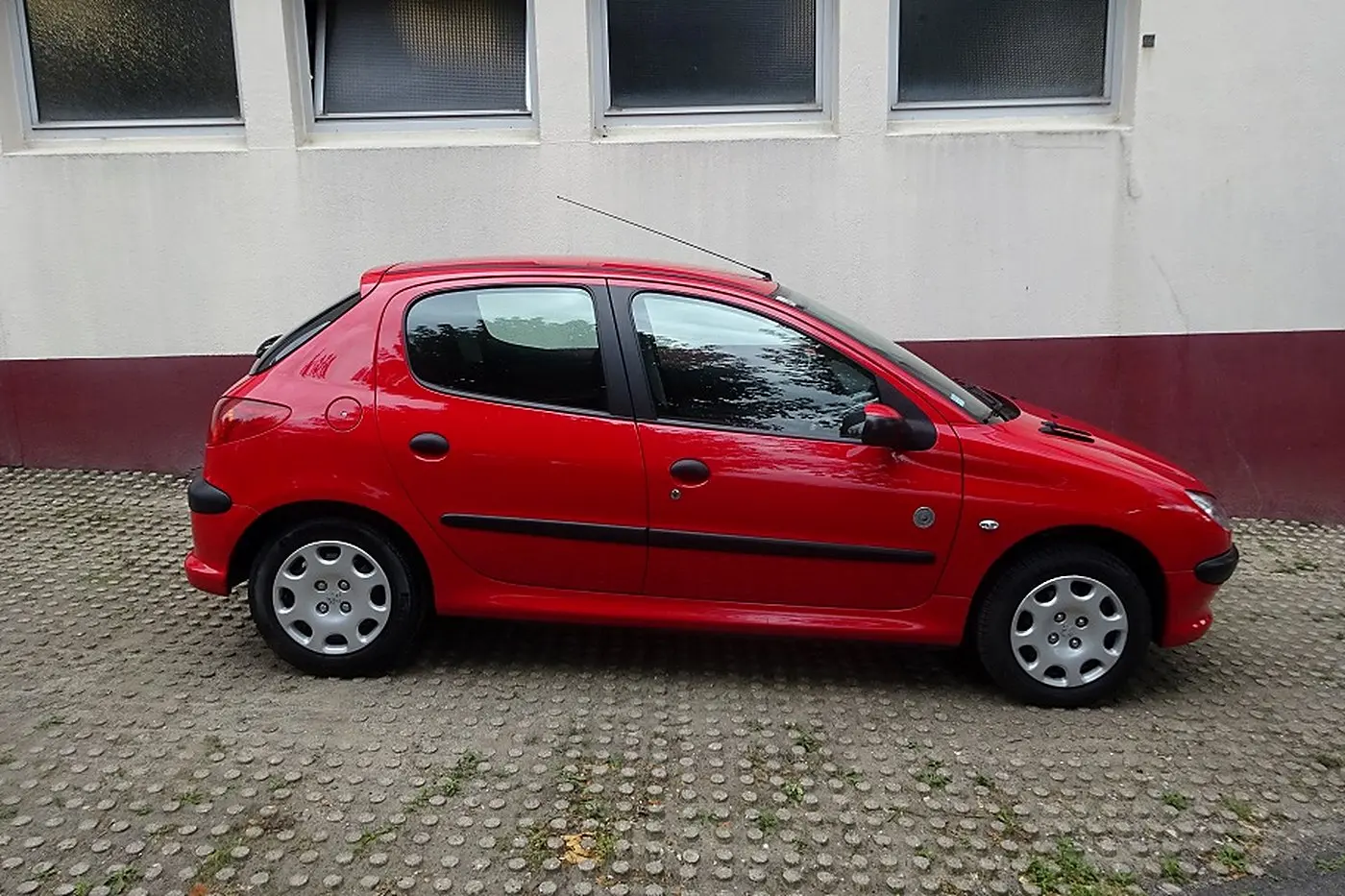 Peugeot 206 rouge 5 portes de profil